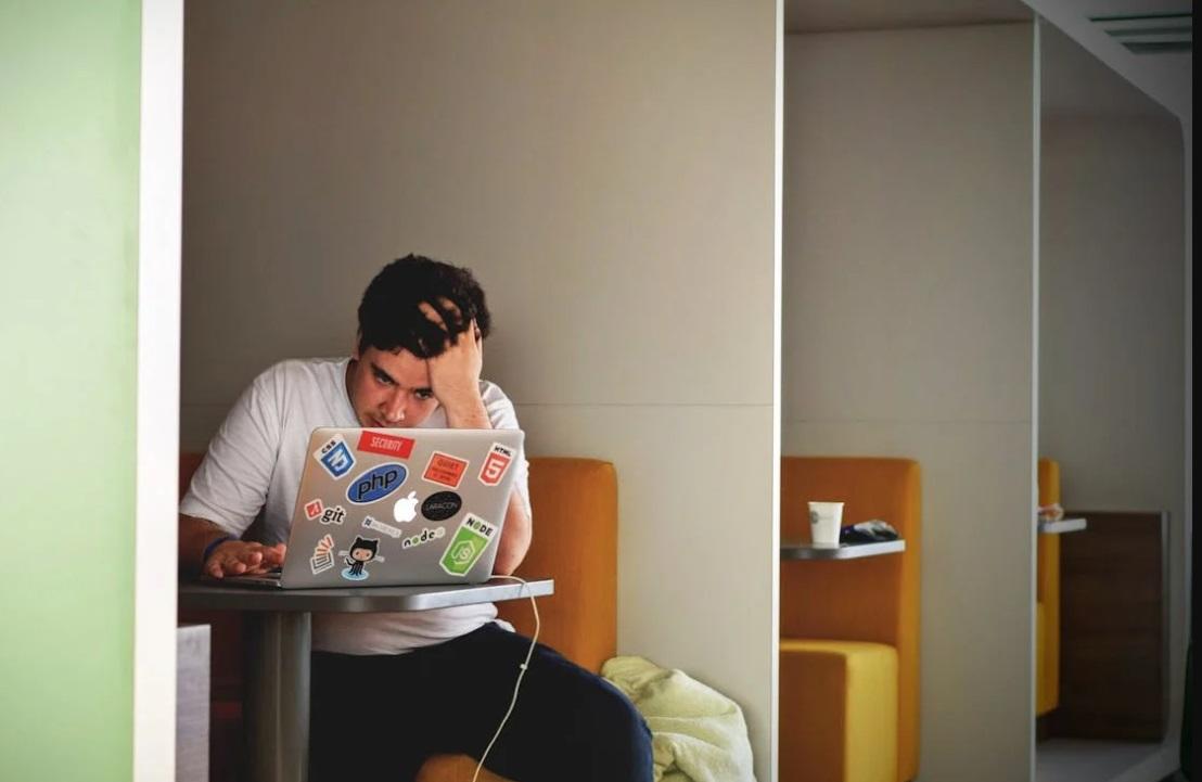 Nyakfájás és gerinc problémák Így előzd meg a nyakfájást az irodai munka során!